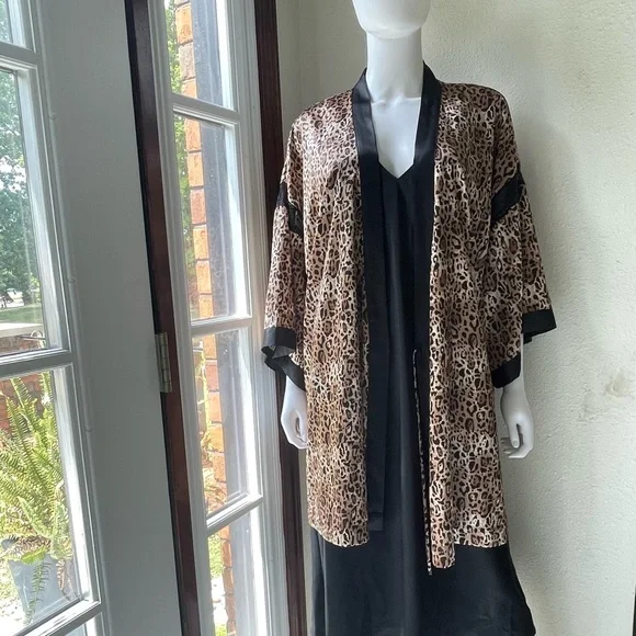 Victoria’s Secret leopard and lace kimono robe - Picture 2 of 11